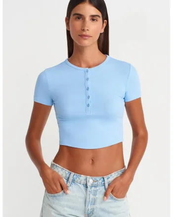 Bluza crop  slim fit, albastru bebelus, tricot subtire cu nasturi, 94% viscoza, 6% elastan
