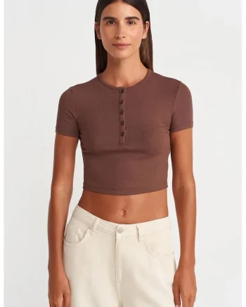 Bluza crop,  slim fit, decolteu rotund, scurta, maro, viscoza amestecata cu elastan