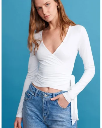 Bluza crop  casual, detaliu cu snur, alb, tricot din bumbac, modal si elastan