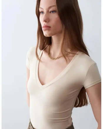 Bluza  slim fit, decolteu in V, crem natural, jerseu din bumbac, tencel si elastan