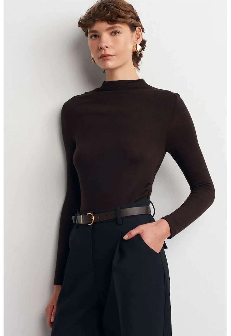 Bluze dama,  bluza mulata cu guler pe jumatate, maro cafea, cu nervuri