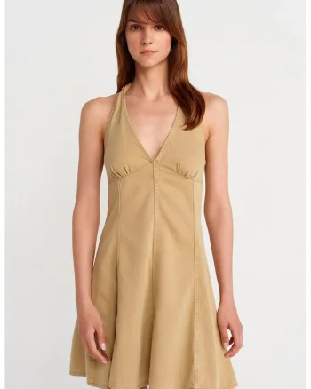 Rochie mini  eleganta, maro camel, cu guler Halter, detalii cu snur