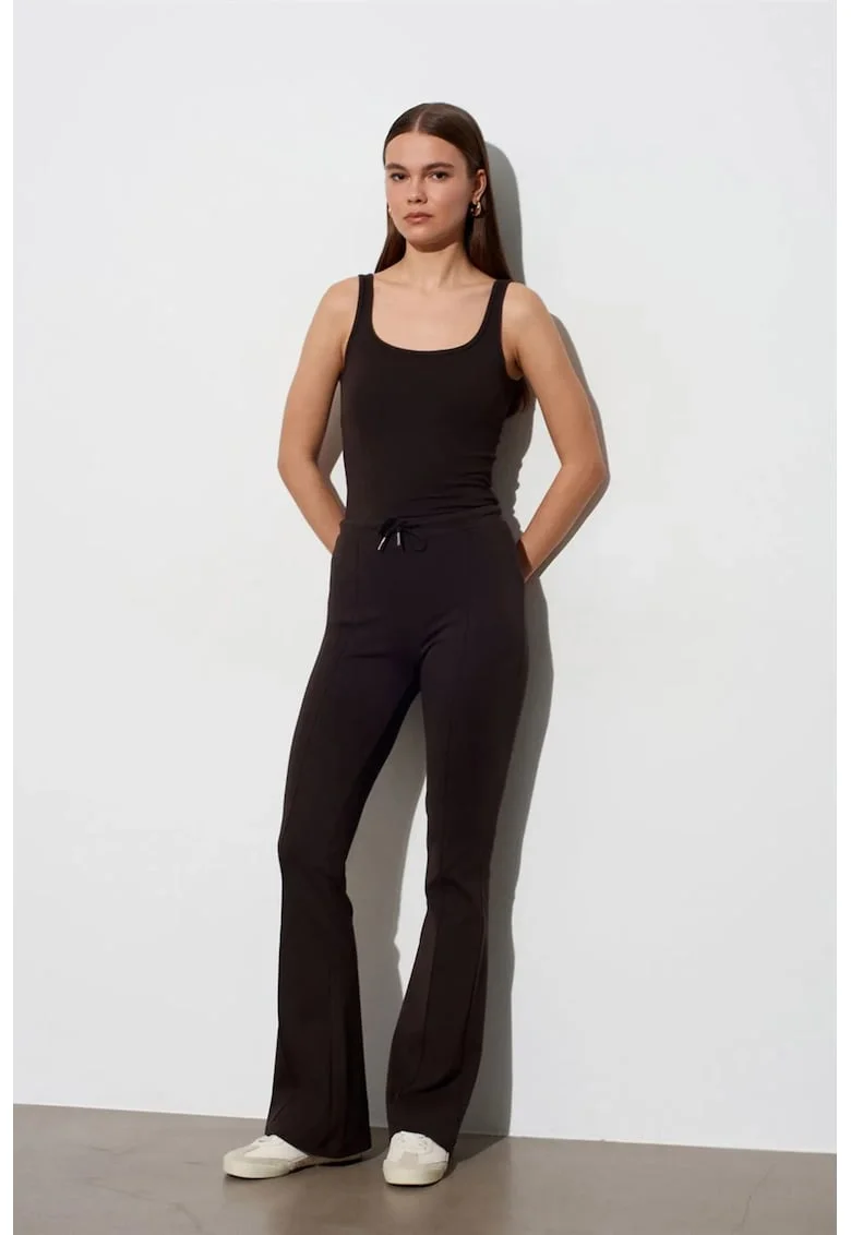 Pantaloni dama, dwqfwqd, Maro