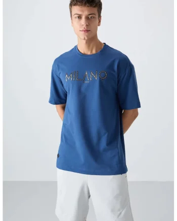 Tricou  supradimensionat cu guler rotund, imprimeu Albastru Moroccan, barbati