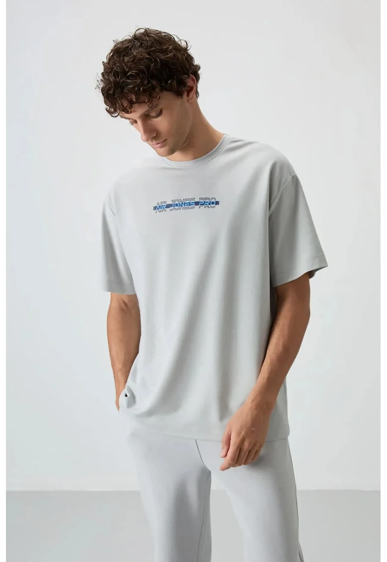 Tricou barbatesc  supradimensionat, gri deschis, bumbac si poliester, imprimeu pe spate