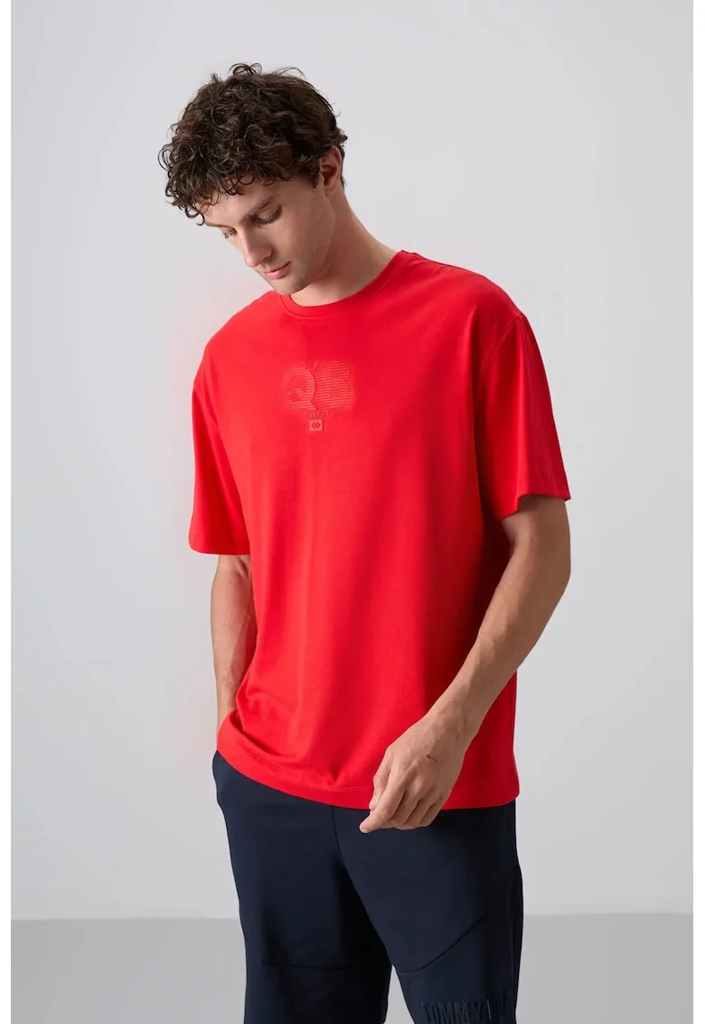 Tricou  supradimensionat, rosu, bumbac si poliester, cu guler rotund si logo imprimat