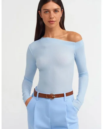 Bluza dama,  slim fit, decupaj asimetric, albastru deschis, poliester cu elastan