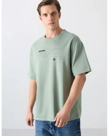 Tricou  supradimensionat, imprimeu pe spate, verde salvie, bumbac si poliester