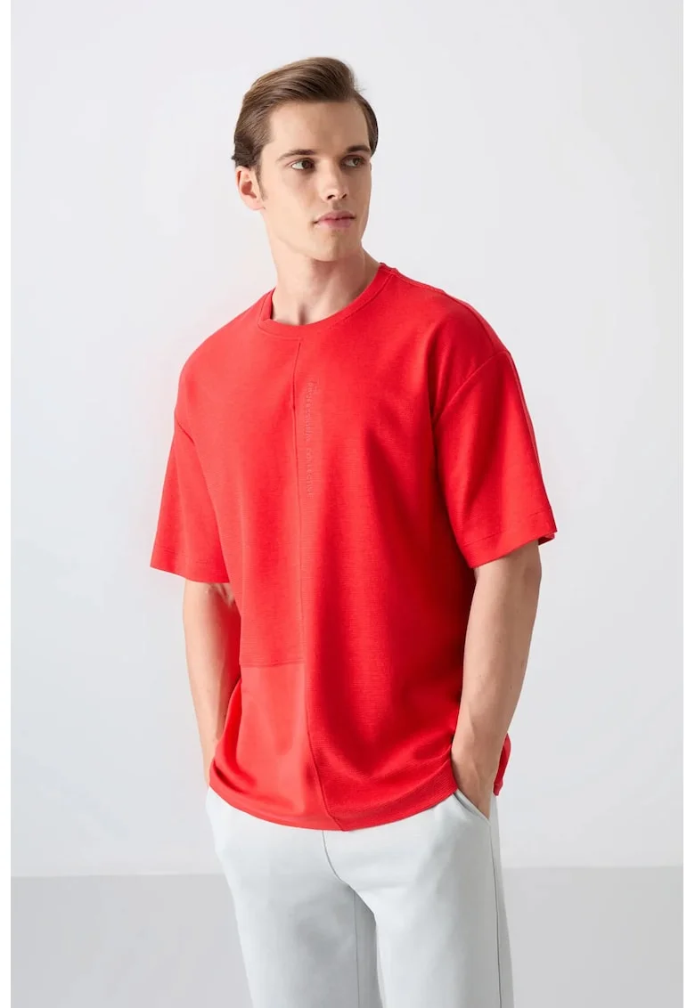 Tricou  supradimensionat, rosu, amestec de bumbac cu guler rotund si buzunar