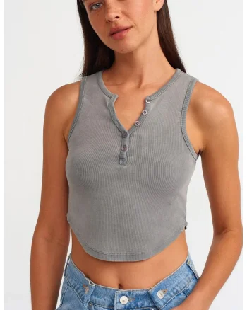 Bluza crop  gri ardezie, tricot bumbac-elastan, slim fit, design fara maneci, detalii cu nasturi