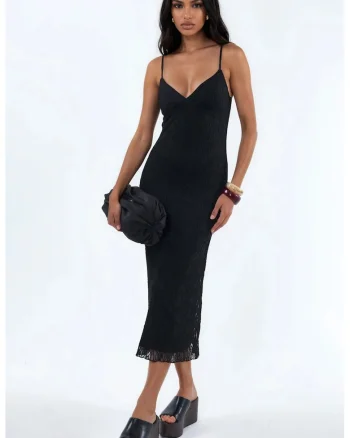Rochie midi,  mulata, decolteu in V, neagra, dantela, poliester