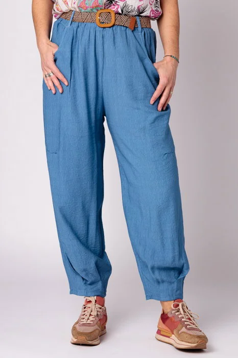 Pantaloni albastru jeans, masura mare, cu curea, din vascoza