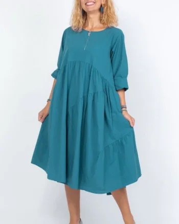 Rochie turcoaz oversize, cu maneca scurta, cu trei volane asimetrice, din poplin satinat