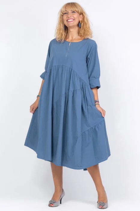 Rochie albastru jeans oversize, cu maneca scurta, cu trei volane asimetrice, din poplin satinat