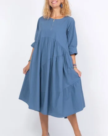 Rochie albastru jeans oversize, cu maneca scurta, cu trei volane asimetrice, din poplin satinat