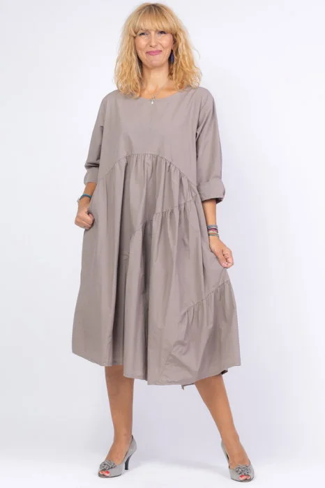 Rochie fango, oversize, cu maneca scurta, cu trei volane asimetrice, din poplin satinat