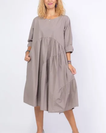 Rochie fango, oversize, cu maneca scurta, cu trei volane asimetrice, din poplin satinat