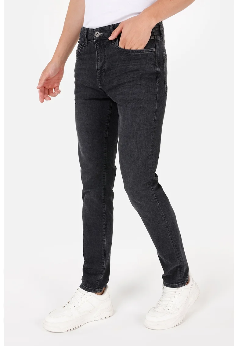 Blugi slim fit, Negru