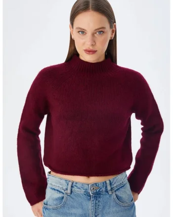 Pulover scurt,  tricotat texturat, rosu burgundy, acrilic si poliester,
