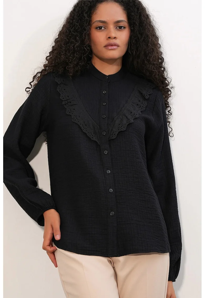 Camasi dama,  camasa lunga, neagra, din viscoza si nailon, cu guler mandarin, maneca lunga, detalii volanase