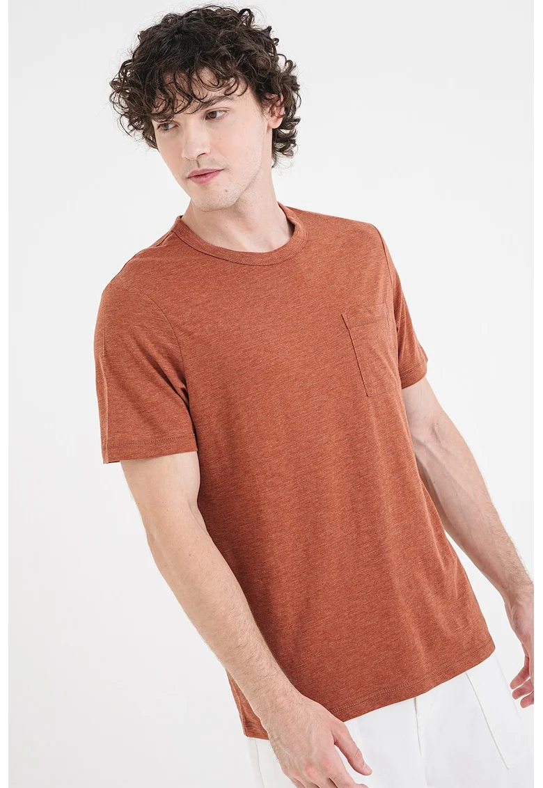 Tricou cu buzunar pe piept, Maro cognac
