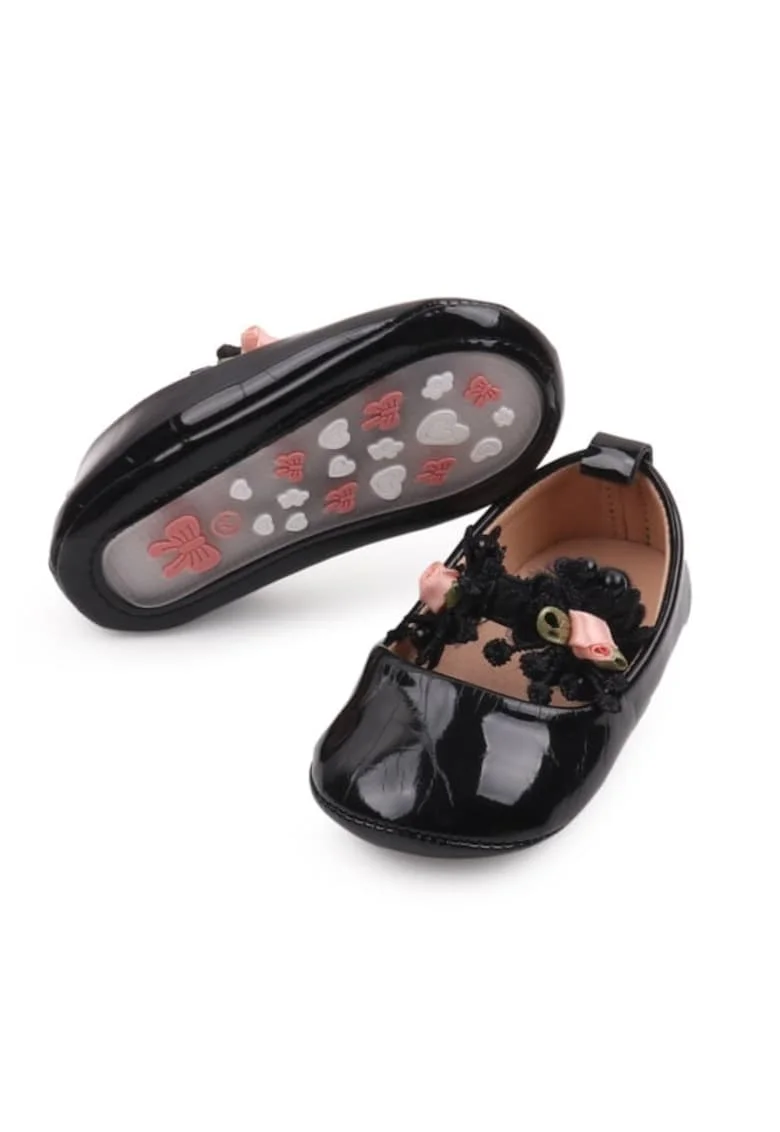 Pantofi  Model AL 13783 cu trandafirasi roz, Piele lacuita, Fete, Negru