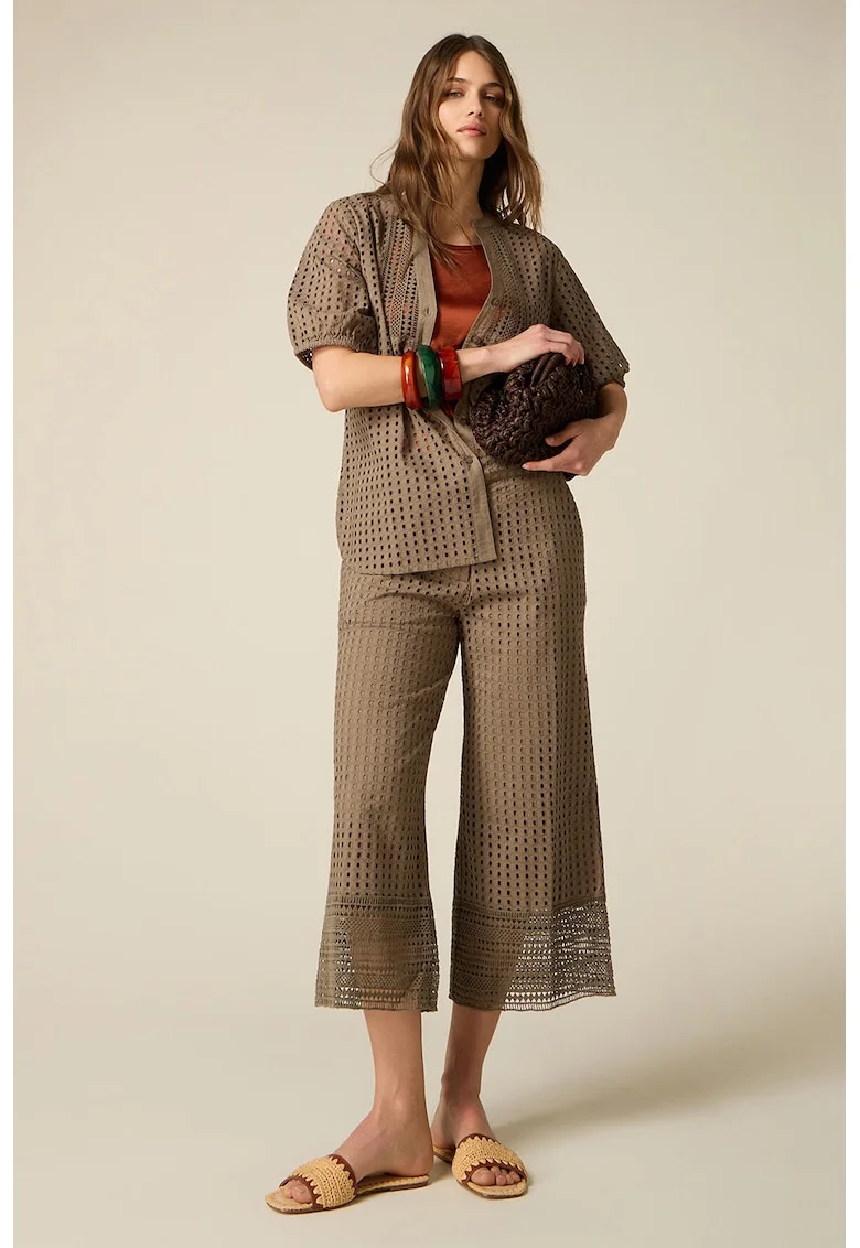 Pantaloni capri cu perforatii si talie medie, Maro camel
