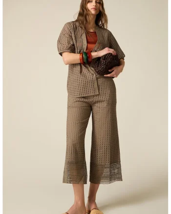 Pantaloni capri cu perforatii si talie medie, Maro camel