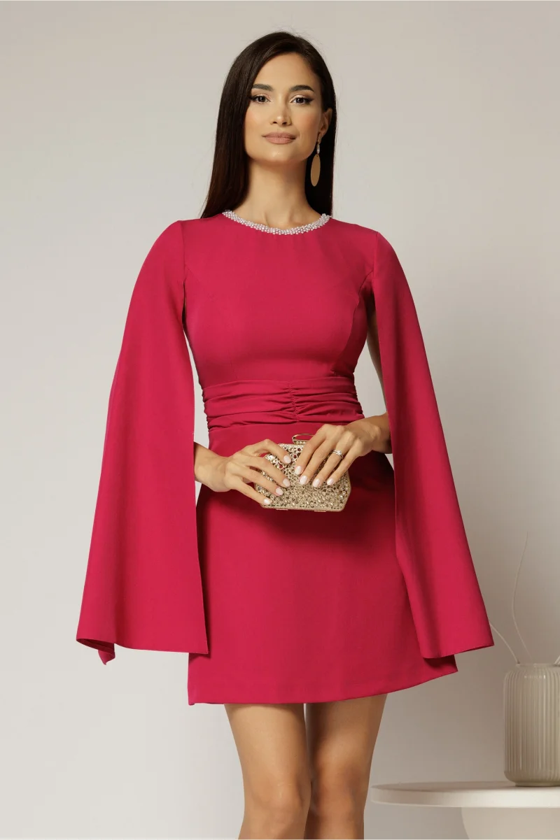 Rochie DY Fashion scurta magenta cu maneci lungi crapate si aplicatii la decolteu