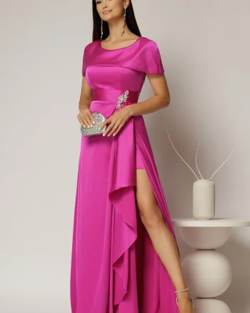 Rochie lunga fucsia din satin cu slit pe picior si aplicatie pe talie