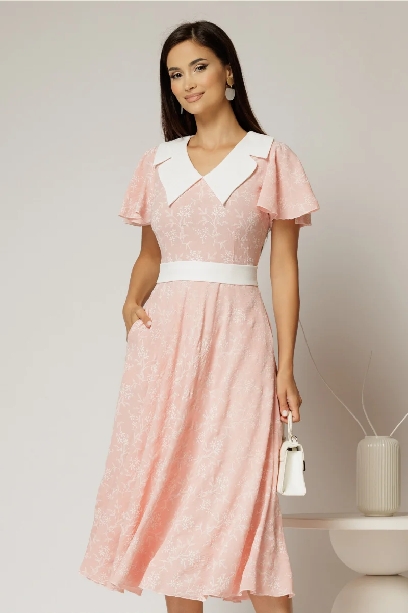 Rochie midi roz cu floricele brodate si guler alb
