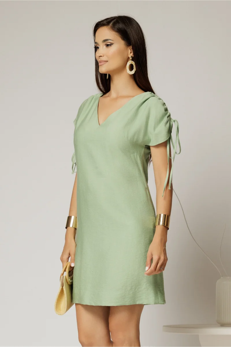 Rochie scurta verde fistic cu croi drept din rayon cu decolteu in V si snur la maneci