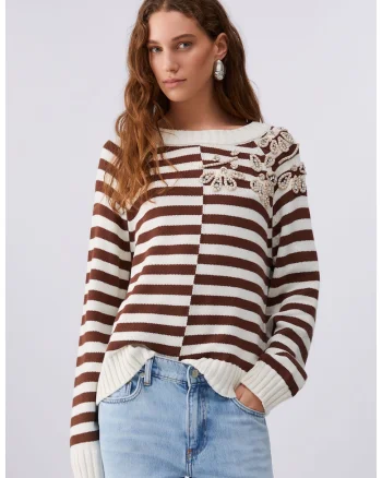 Pulover cu model in dungi si aplicatie cu strasuri