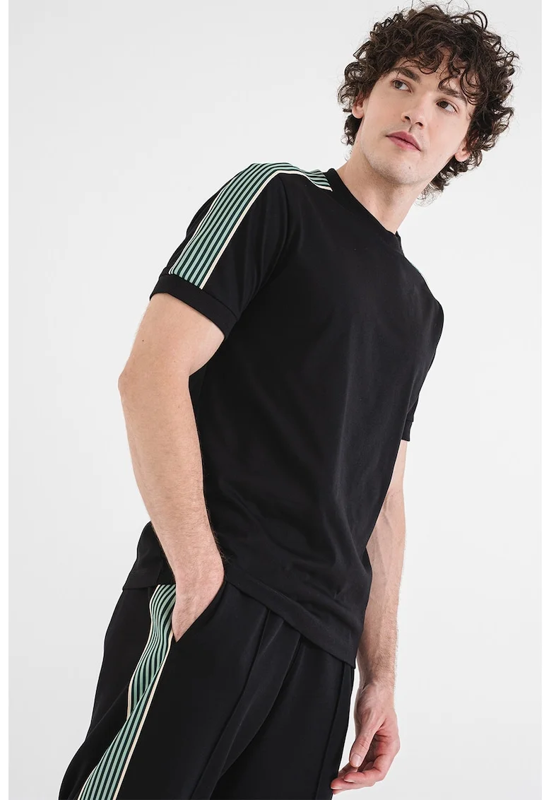 Tricou cu decolteu la baza gatului si dungi laterale contrastante, Negru