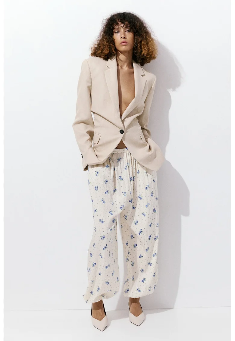 Pantaloni cu croiala ballon si model floral, Alb fildes/Albastru inchis
