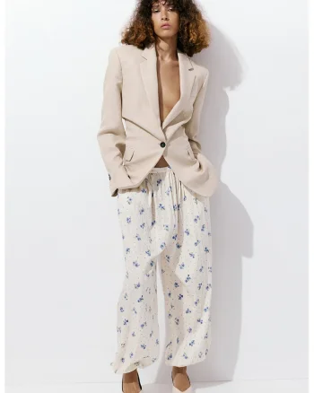 Pantaloni cu croiala ballon si model floral, Alb fildes/Albastru inchis