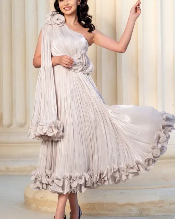 Rochie eleganta bej Caroline midi din voal peliculizat plisat