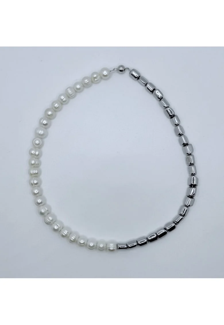 Colier handmade, realizat din perle de cultura si pietre semipretioase hematit, accesorii argint, inchidere magnet, lungime: 38 cm