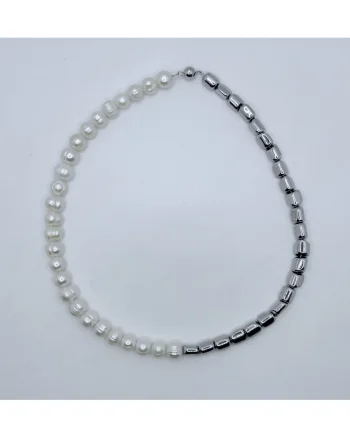 Colier handmade, realizat din perle de cultura si pietre semipretioase hematit, accesorii argint, inchidere magnet, lungime: 38 cm