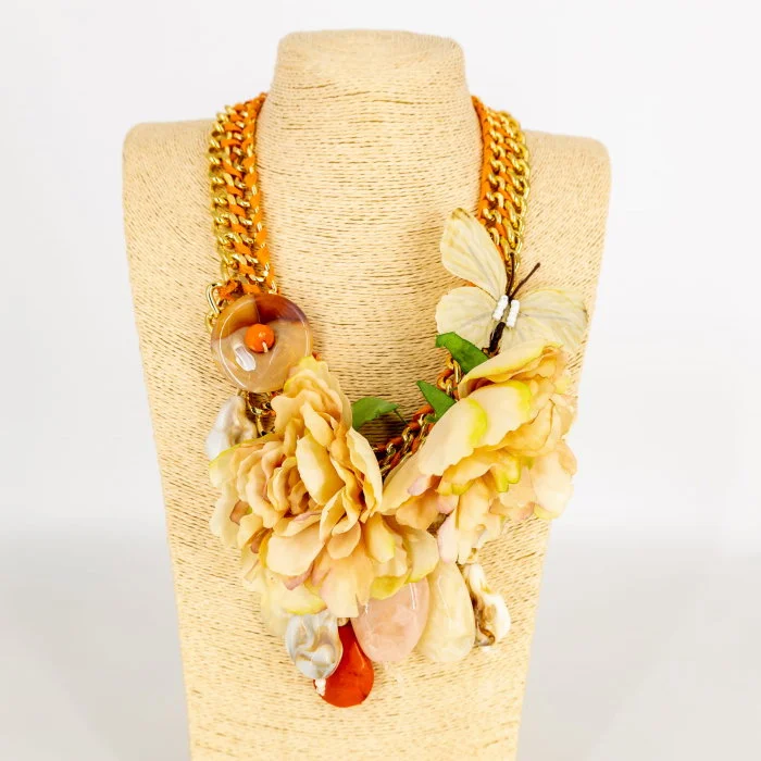 Colier statement bej cu floare si fluture pe impletitura de lant  ,   stil italian