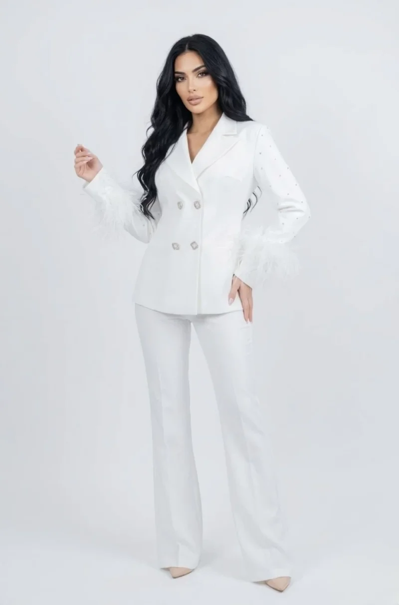 Compleu elegant alb cu pene si broderie cu perle
