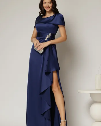 Rochie lunga beumarin din satin cu slit pe picior si aplicatie pe talie