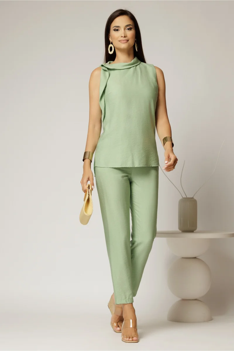 Compleu verde fistic din vascoza cu bluza fara maneci si pantalon lejer