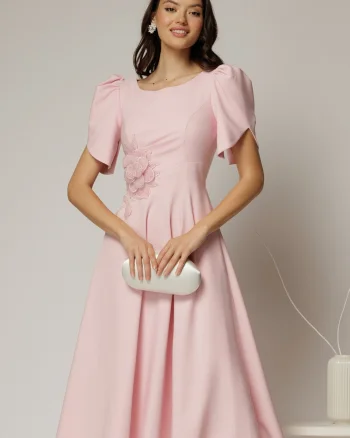 Rochie midi roz de ocazie cu aplicatie in talie cu margele si maneci decupate