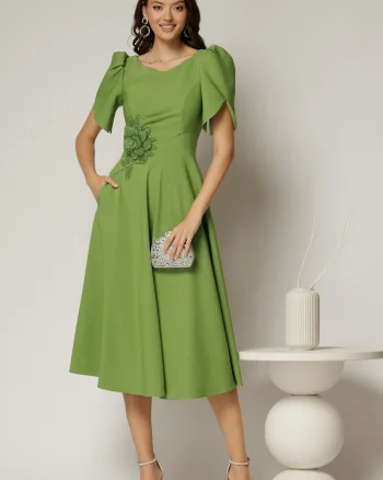 Rochie midi verde de ocazie cu aplicatie in talie cu margele si maneci decupate