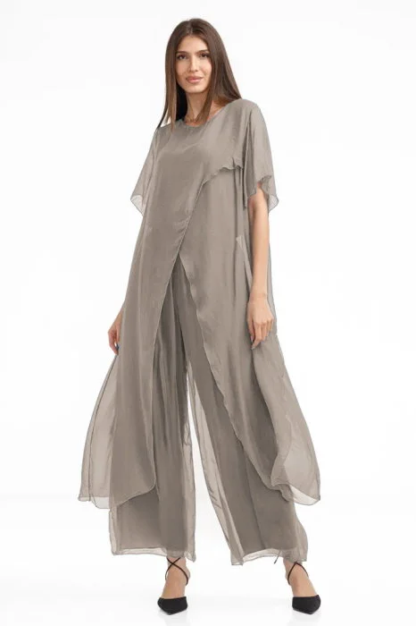 Compleu cu pantaloni lejeri si bluza fluida in colturi lungi, din matase si vascoza, bej inchis