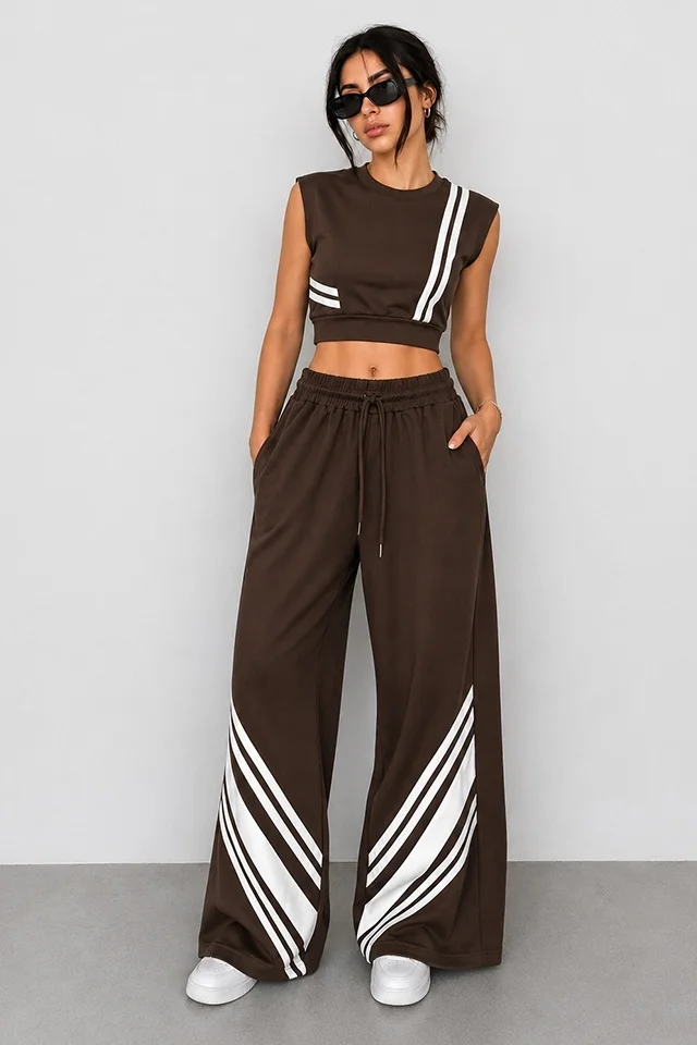 Compleu sport de dama BLAKE, cu pantaloni wide leg evazati si top crop, MARO Ciocolata