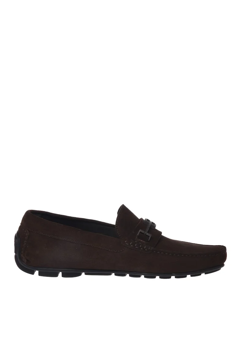 Pantofi loafer din piele intoarsa cu aplicatie logo metalica, Maro