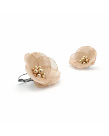Cercei floare,  Chloe, voal bej, mijloc perle aurii, tortite inox