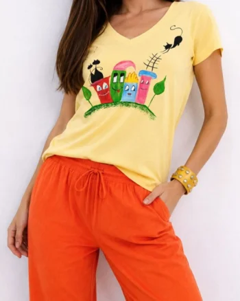 Tricou galben din bumbac  pictat manual, cu pisicute si blocuri colorate,unicat